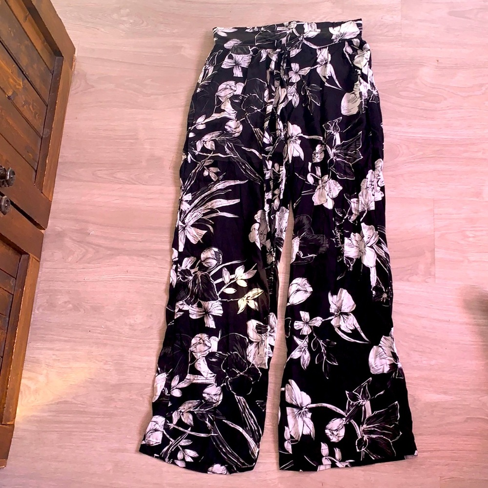 Pants with flower